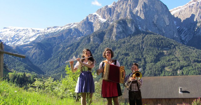 Musica folcloristica al maso Schildberg in Alto Adige